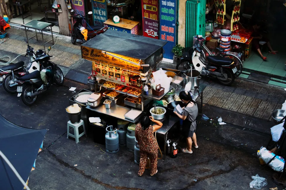 Bàn ăn tại Cafe Phượng